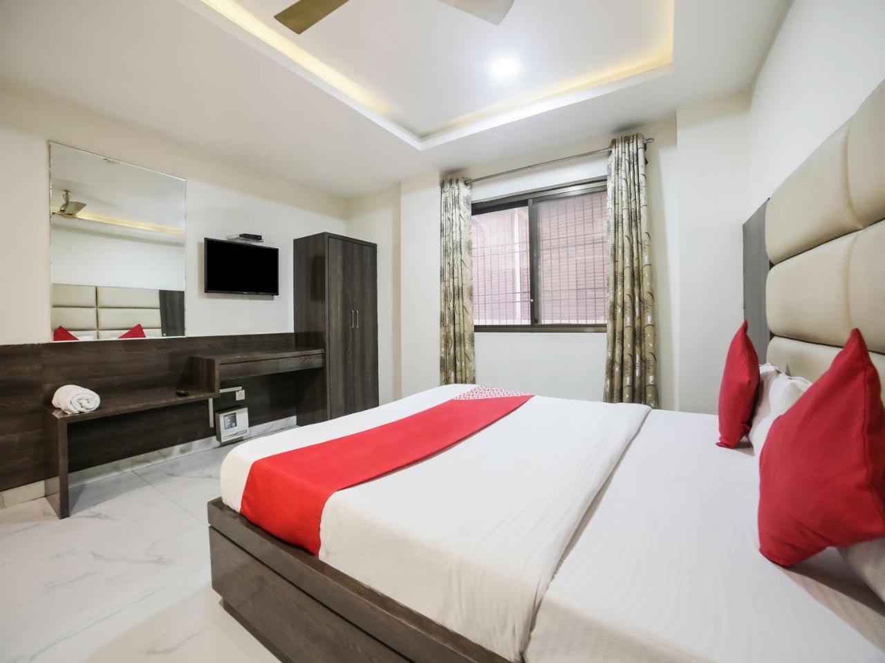Oyo 10277 Hotel Delux Golden อัจเมอร์ ภายนอก รูปภาพ