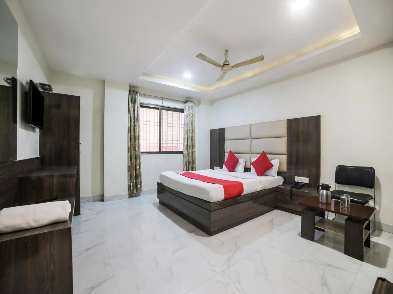Oyo 10277 Hotel Delux Golden อัจเมอร์ ภายนอก รูปภาพ